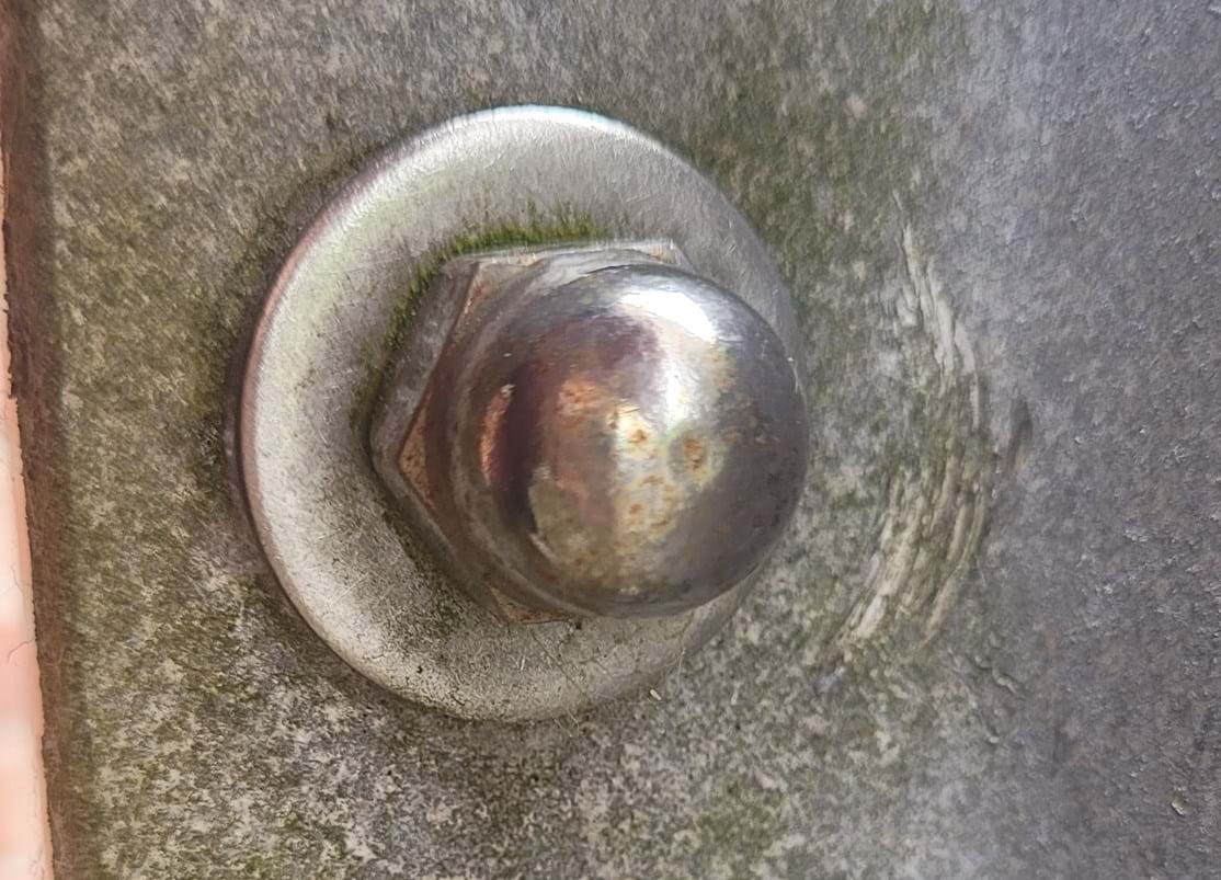 Useita vuosia meriympäristössä olleessa pultissa näkyy muutamia merkkejä korroosiosta.