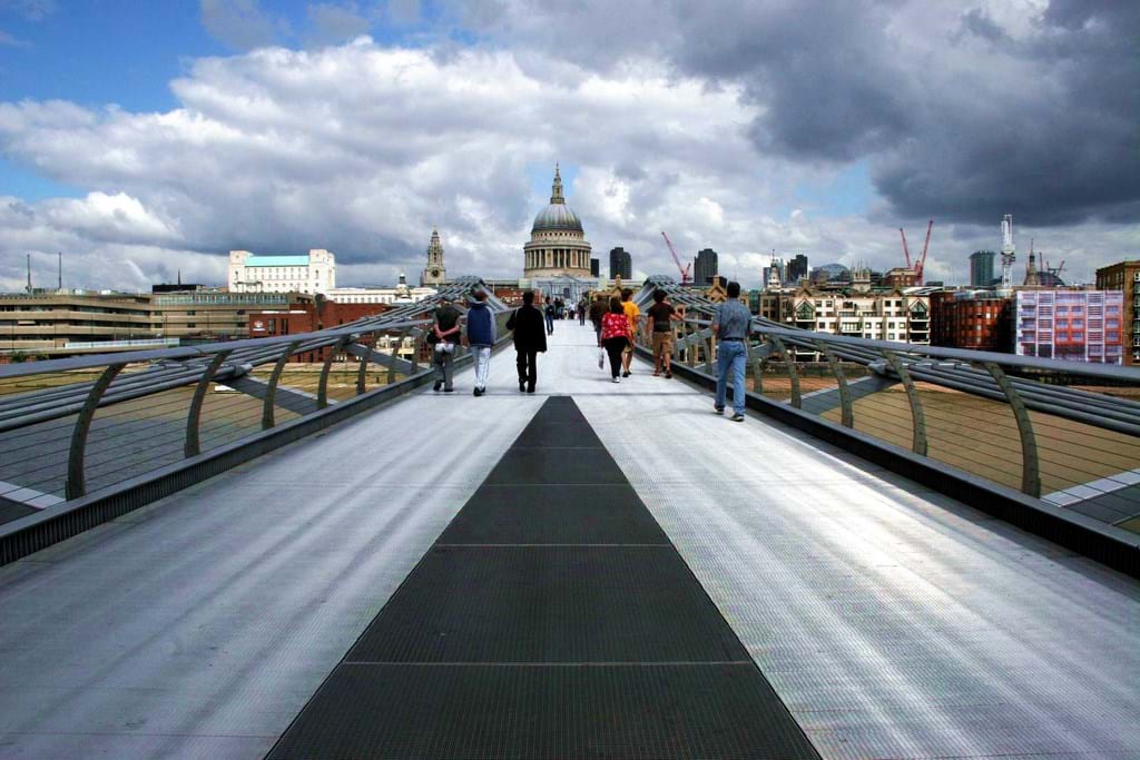 Lontoon Millennium Bridge, johon Alumeco toimitti 1 700 siltaprofiilia – profiilit numeroitiin ainutkertaisella järjestelmällä niiden asentamiseksi paikan päällä.