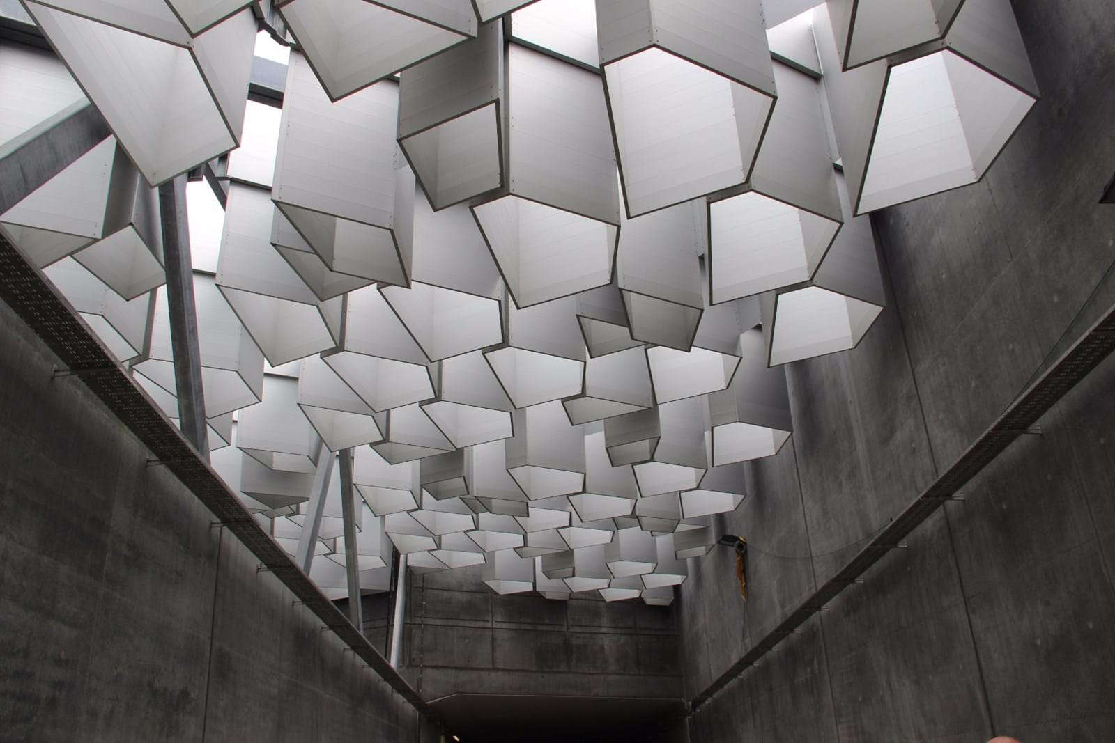 12 500 erikoisalumiiniprofiileista valmistettua valosuojaa