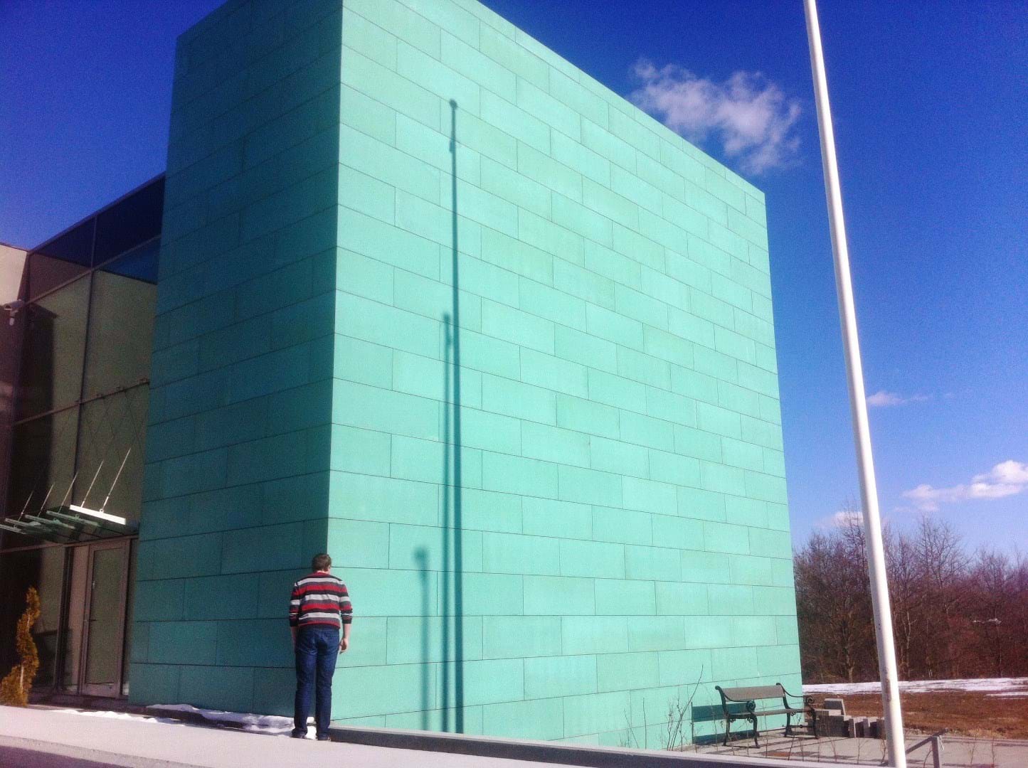 Julkisivu päällystetty TECU Patina -materiaalilla.