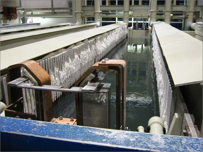 Alumiini anodisoidaan elektrolyysikylvyssä