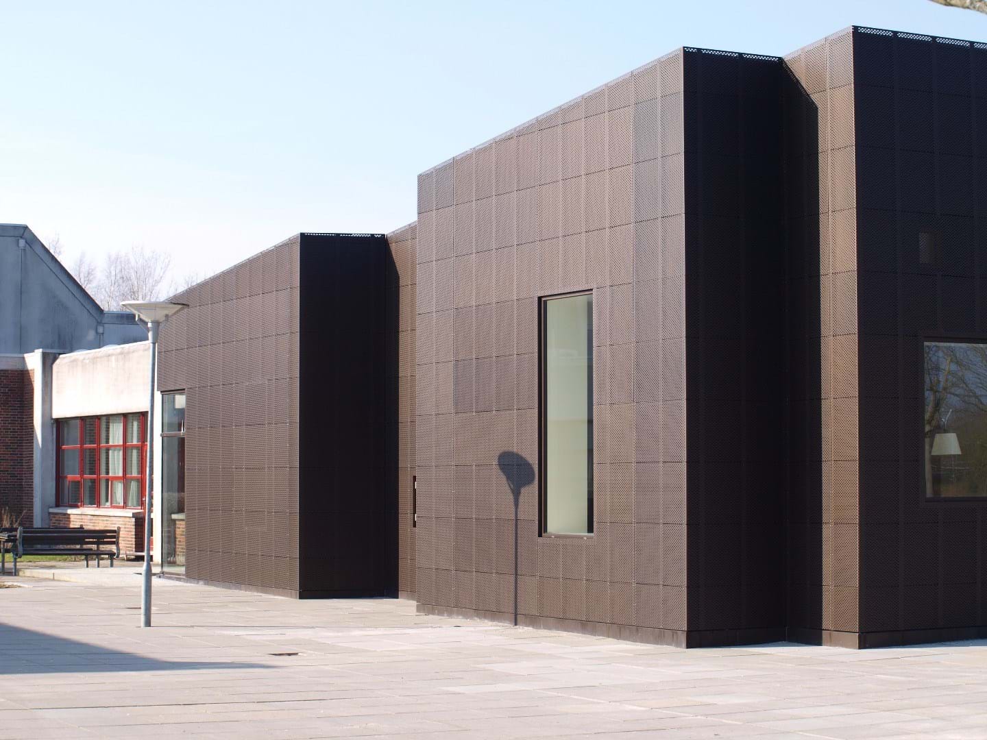 Allerødin lukio, jonka julkisivu koostuu alumiinireikälevyistä.