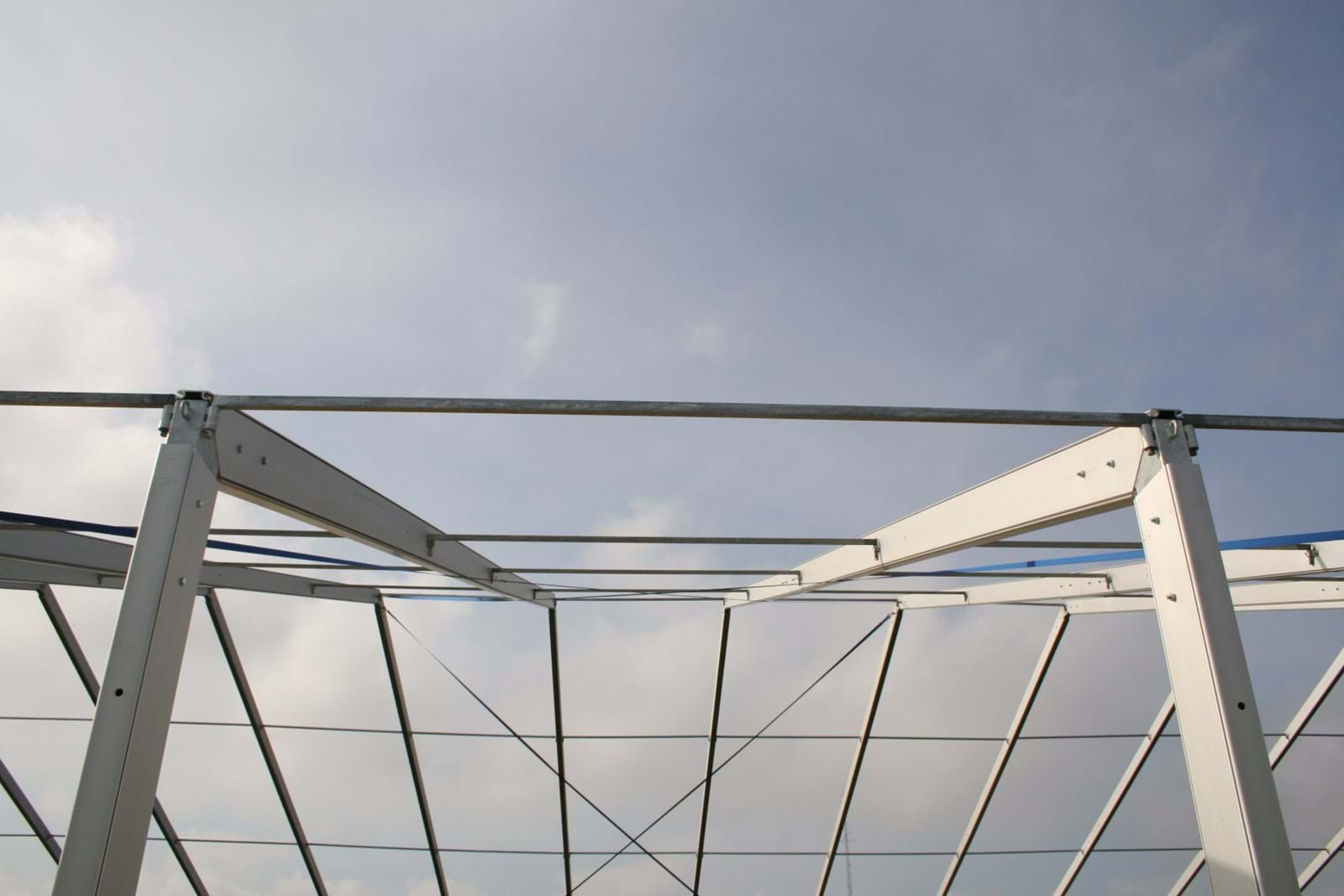 Pursotetut ja anodisoidut alumiinikappaleet.