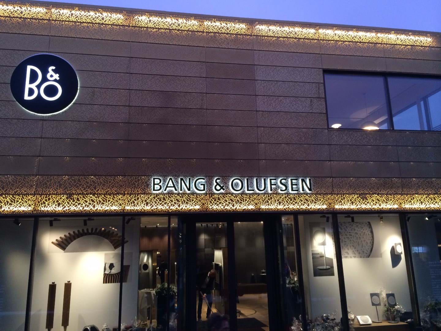 Bang & Olufsen -liikettä koristava TECU Gold -julkisivu Herningissä Tanskassa